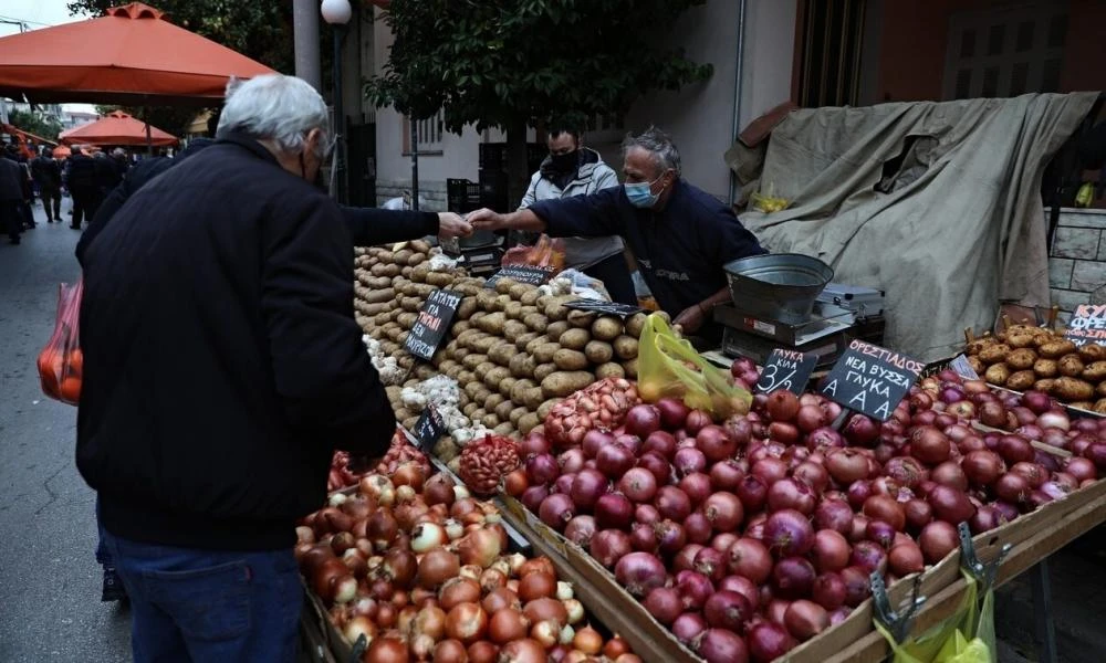 Απλησίαστες οι τιμές στα φρούτα και στα λαχανικά - Οι πολίτες ψωνίζουν με το κομμάτι